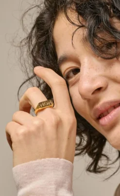 ENAMEL Copenhagen Ring - Mom Statement - Gold Colour