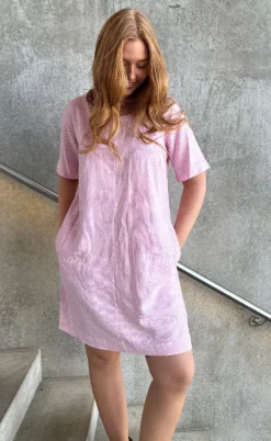 Freequent Kjole - Lava - Off-white w. Fuchsia Pink