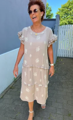 Ina Copenhagen Kjole - Dalila - Camel / White Embroidery