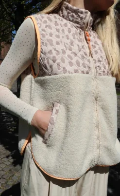 Liberte Vest - Teddy - Creme Pale Lux Leo/Neon Orange