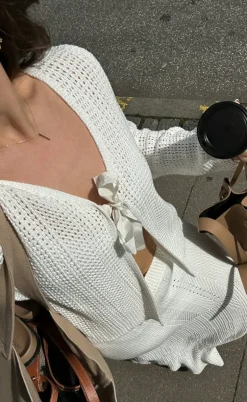 Neo Noir Nederdel - Lyric - White