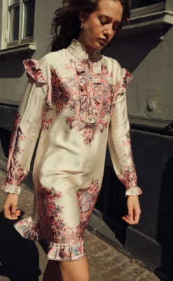 Noella Kjole - Reno Ruby Ruffle - Drusella Print