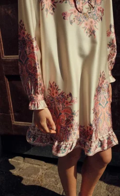 Noella Kjole - Reno Ruby Ruffle - Drusella Print