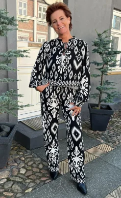 Say INA Copenhagen Bluse - Tora - Black/White Paisley