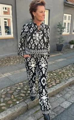 Say INA Copenhagen Bluse - Tora - Black/White Paisley