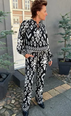Say INA Copenhagen Bluse - Tora - Black/White Paisley