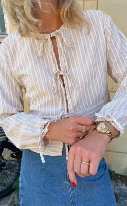 Say INA Copenhagen Bluse - Cornelia - Camel / White Stripe (vendbar)