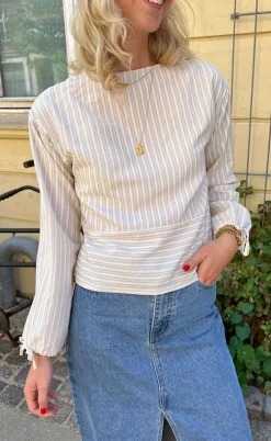 Say INA Copenhagen Bluse - Cornelia - Camel / White Stripe (vendbar)