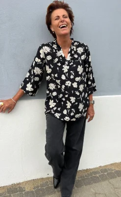 Say INA Copenhagen Bluse - Datia - Black W. Beige Flowers