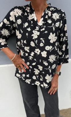 Say INA Copenhagen Bluse - Datia - Black W. Beige Flowers