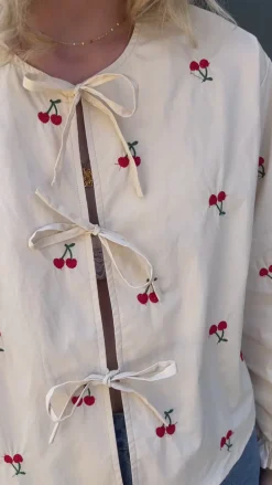 Say INA Copenhagen Bluse - Leonora - Off White W. Cherry