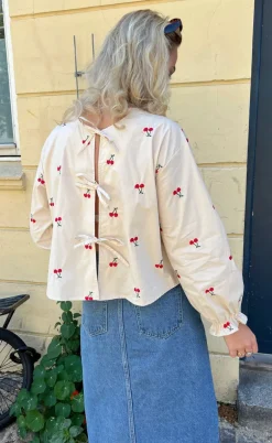 Say INA Copenhagen Bluse - Leonora - Off White W. Cherry