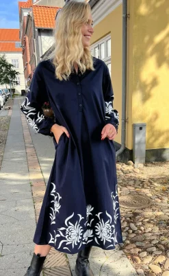 Say INA Copenhagen Kjole - Tilde Long - Navy W. Embroidery