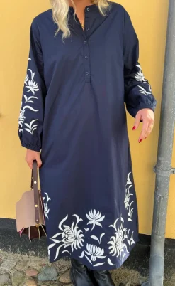 Say INA Copenhagen Kjole - Tilde Long - Navy W. Embroidery