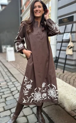 Say INA Copenhagen Kjole - Tilde Long - Chocolate Brown W. Embroidery