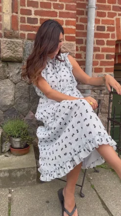 Say INA Copenhagen Kjole - Lilja Bow Dress - White w. Black Bows