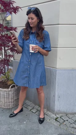 Say INA Copenhagen Kjole - Sif - Denim Blue Pinstripe