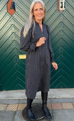 Say INA Copenhagen Kjole - Tiki - Black W. White Stripes