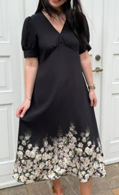 Say INA Copenhagen Kjole - Mirabelle - Black W. Flowers