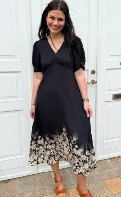 Say INA Copenhagen Kjole - Mirabelle - Black W. Flowers