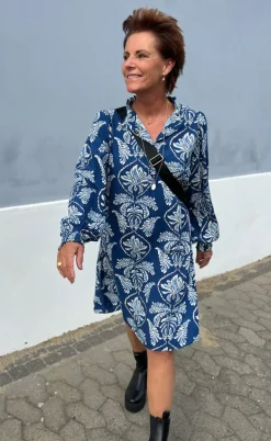 Say INA Copenhagen Kjole - Augusta - Navy Blue Paisley