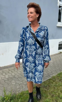 Say INA Copenhagen Kjole - Augusta - Navy Blue Paisley