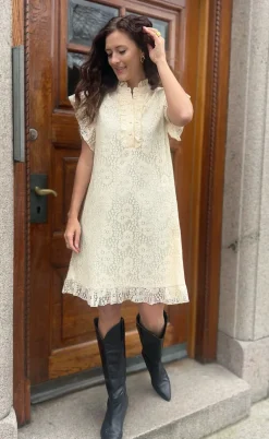 Say INA Copenhagen Kjole - Pia Lace Summer - Creme