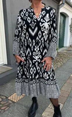 Say INA Copenhagen Kjole - Olinda - White / Black Paisley