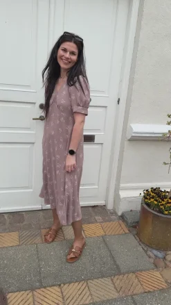 Say INA Copenhagen Kjole - Mirabelle - Camel W. White Flowers