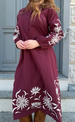 Say INA Copenhagen Kjole - Tilde Long - Burgundy Red W. Embroidery