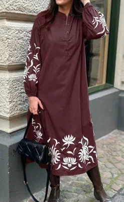 Say INA Copenhagen Kjole - Tilde Long - Burgundy Red W. Embroidery