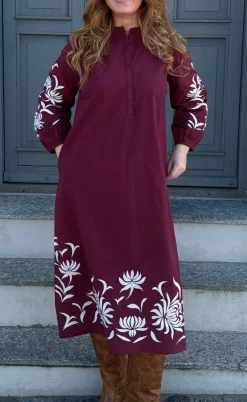 Say INA Copenhagen Kjole - Tilde Long - Burgundy Red W. Embroidery