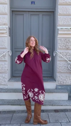 Say INA Copenhagen Kjole - Tilde Long - Burgundy Red W. Embroidery