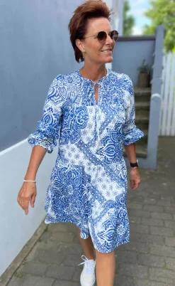 Say INA Copenhagen Kjole - Vanessa - White / Blue Paisley
