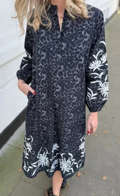 Say INA Copenhagen Kjole - Tilde Long - Grey Leopard