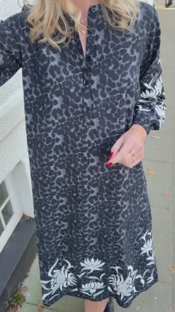 Say INA Copenhagen Kjole - Tilde Long - Grey Leopard