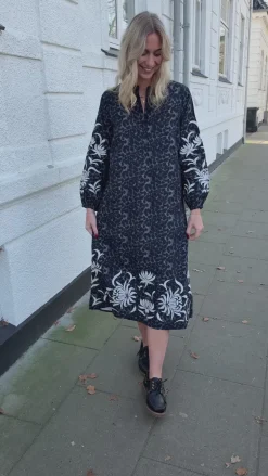 Say INA Copenhagen Kjole - Tilde Long - Grey Leopard