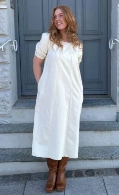 Say INA Copenhagen Kjole - Daniella Denim - Creme W. Brown Stitches