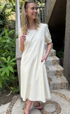 Say INA Copenhagen Kjole - Daniella Denim - Creme W. Brown Stitches