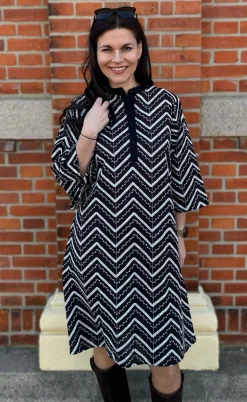 Say INA Copenhagen Kjole - Zara Zig Zag - Black W. White