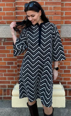 Say INA Copenhagen Kjole - Zara Zig Zag - Black W. White