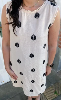 Say INA Copenhagen Kjole - Zola - Beige W. Black Embroidery