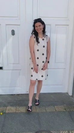 Say INA Copenhagen Kjole - Zola - Beige W. Black Embroidery