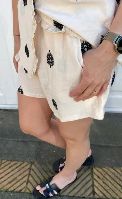 Say INA Copenhagen Shorts - Melania - Beige W. Black Embroidery