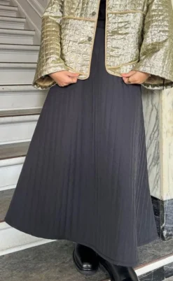 Stories From The Atelier Nederdel - Move Me - Black