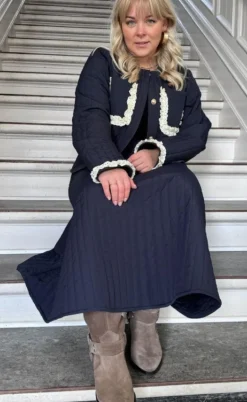 Stories From The Atelier Nederdel - Move Me - Black